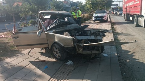 Otomobil ile 2 servis minibüsü çarpıştı: Çok sayıda yaralı var