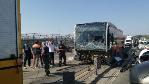 Haliç Köprüsü metrobüs yolunda kaza!