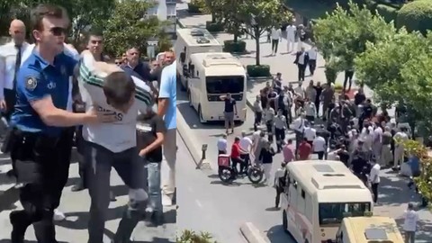 Bakırköy'de hareketli saatler! Hastane bahçesinde silahlı saldırıya uğradı