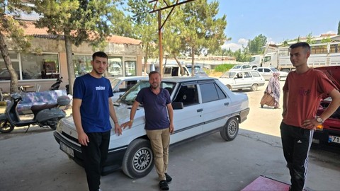 Amasya’da otomobilin torpidosuna sıkışan yavru kedi kurtarıldı