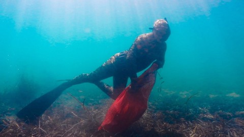 Bodrum’da gönüllü dalış ekibince deniz dibinden 62 kilo atık toplandı