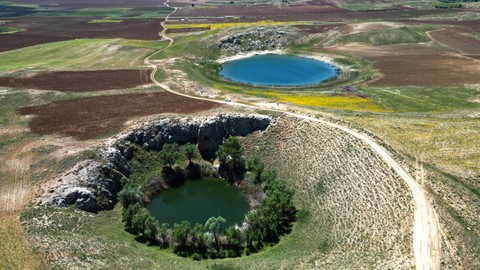 Sivas’ın Ağ Göl ve Kara Göl’ünde oluşan renk şöleni doğaseverlerin ilgisini çekiyor