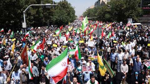 İran'da yüzbinler protesto için sokaklara döküldü!