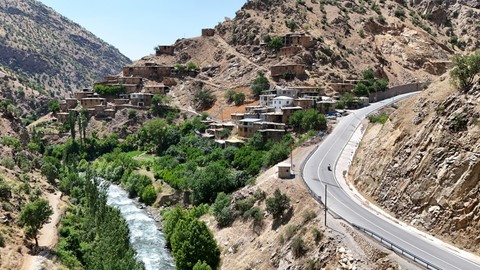 Bitlis Hizan’daki Hacı Mehmet Köyü, doğal güzelliği ve tarihi taş evleriyle ilgi görüyor