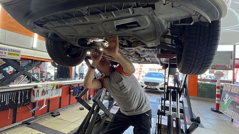 Araç almak isteyenler dikkat! Görenler 'yok artık' dedi... Otomobilin motorundan çıktı! Ne işe yaradığı merak edildi