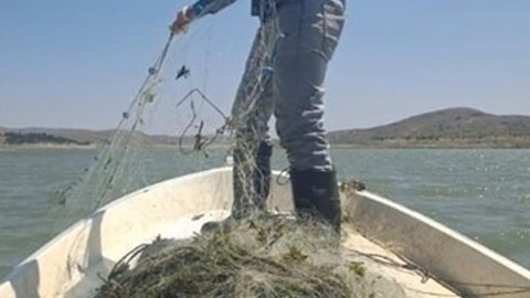 Afyonkarahisar Selevir Barajı’nda 1200 metrelik kaçak balık ağı ele geçirildi