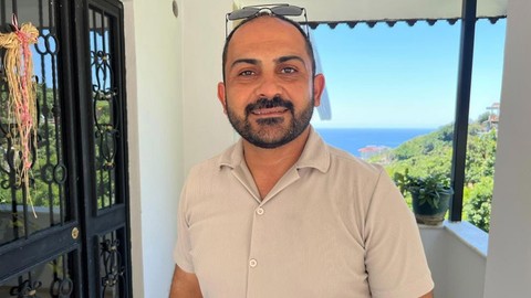 Alanya'da bahçeden gelen seslere fırlayan vatandaşlar 2 tane hayvanın içinde bulunduğu hali görünce hayrete düştü