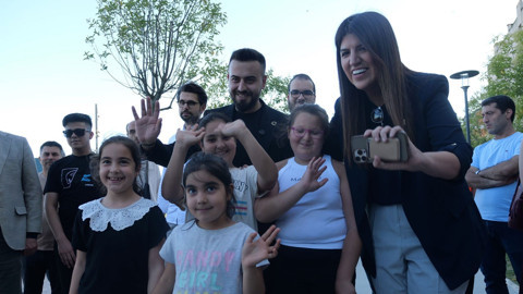 AK Parti İstanbul Milletvekili Derya Ayaydın’a yoğun ilgi! Ayaydın, vatandaşlarla sohbet ederek dondurma ikram etti