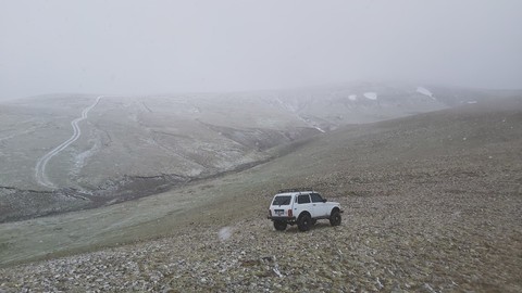 Hava sıcaklığının 4 derecelere kadar düştüğü Gümüşhane'de dağa çıkan vatandaş sürpriz bir manzara ile karşılaştı. Hemen fotoğrafını çekti