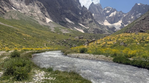 Hakkari’de Cennet-Cehennem Vadisi’nde 40 doğasever buzulların tadını çıkardı