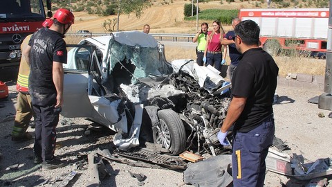 Kula'da kahreden kaza! Tırın altına giren otomobil kağıt gibi ezildi: Baba ve 3 çocuğu hayatını kaybetti