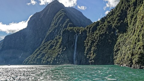 Yeni Zelanda’nın sisli fiord cenneti misafirlerini mest ediyor