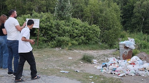 Bitlis'te 2 bin 948 rakımlı Nemrut Kalderası'nda doğada pikniğe giden vatandaşlar çöpün yanında aniden 2 tanesiyle karşılaştı