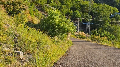 Erzurum İspir’de yol kenarındaki tehlike görmezden geliniyor