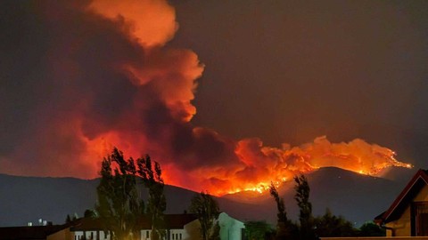 İzmir'de ciğerlerimiz yanıyor! Buca, Ödemiş, Çeşme'de alevlerle mücadele sürüyor... Bakan Yumaklı'dan son durum açıklaması