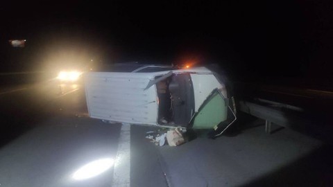 TEM Otoyolu’nda feci kaza! Bariyerlere çarpan araç yan yattı