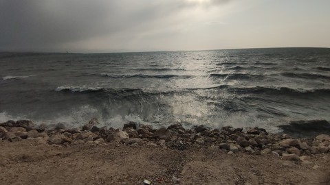 Şiddetli rüzgar, Van Gölü'nde dalgaların sahil şeridini dövmesine neden oldu