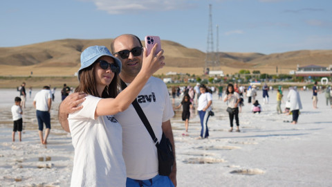Ankara’daki Tuz Gölü hafta sonu : Doğa ve fotoğraf tutkunlarının akınına uğradı