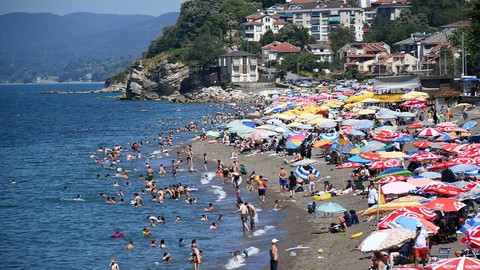 Düzce Akçakoca’da sıcak havada sahillere akın: Plajlarda yoğunluk yaşandı