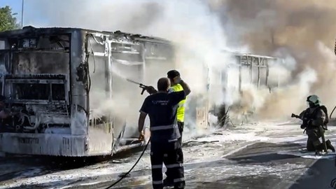Bakırköy'de metrobüs yangını! Çok sayıda ekip sevk edildi