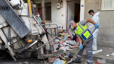 Bornova'daki çöp ev belediye ekiplerince temizlendi