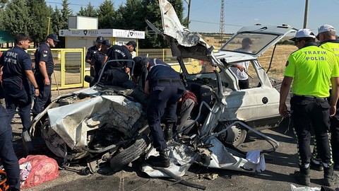 Uşak'ta kahreden kaza! Otomobil kağıt gibi ezildi: Baba ve kızından acı haber