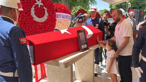 Kahramanlara zor veda: Türkiye şehitlerini uğurladı! Cenazede yürek yakan anlar