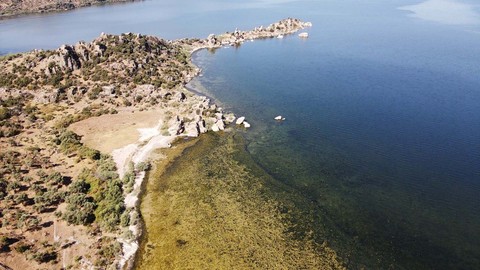 Muğla Milas’taki Bafa Gölü'nde kuraklık nedeniyle suyu çekildi. Ortaya kirlilik çıktı