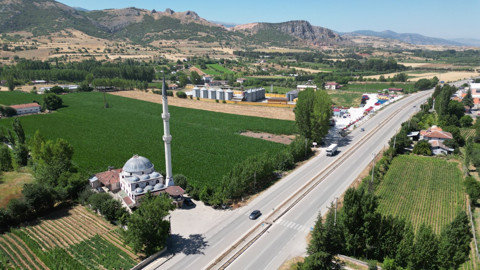 Tokat’ta yuvadan atılan yavru leyleğe cami imamı sahip çıktı