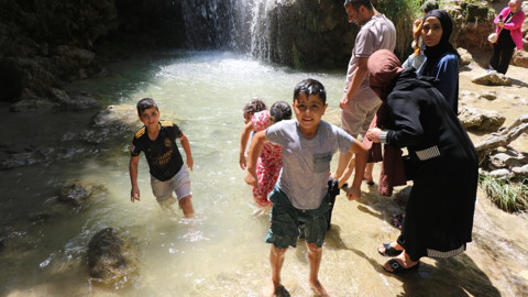 Girlevik Şelalesi, serin havası ve doğal güzelliğiyle yerli ve yabancı turistleri ağırlıyor