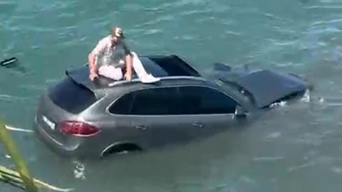 Ayvalık'ta otomobil denize uçtu! Sürücü aracın üstünde kurtarılmayı bekledi