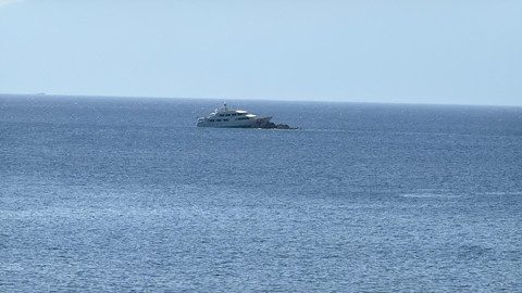 Bodrum açıklarında bir motoryat kayalıklara çarptı: Kurtarma çalışmaları sürüyor