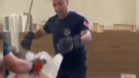 Fabrikaya giren 2 metre uzunluğa sahip hayvan paniğe neden oldu