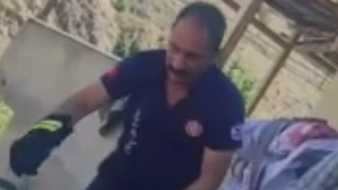 O hayvanın nerden çıkacağı belli olmuyor. Gümüşhane'de evin buzdolabı motoruna gizlenmiş