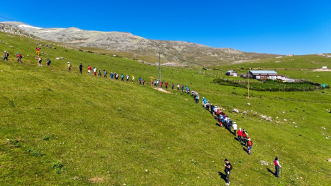 Giresun’un zirvelerinde doğa sporları şenliği gerçekleştirildi. Tırmanış, kamp ve dağ koşusuyla vatandaşlar doğanın tadını çıkarttı