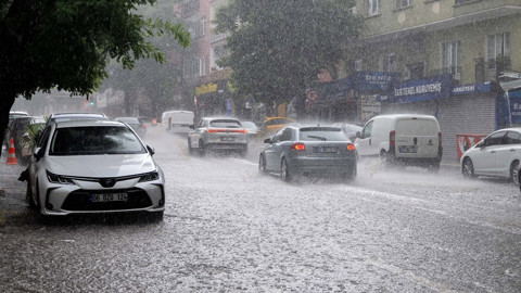 Ankara'da sağanak yağış hayatı olumsuz etkiledi!