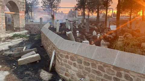 Çanakkale yangınında tarihi mezarlar büyük zarar gördü!