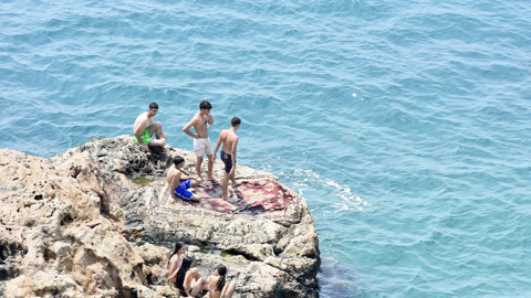 Antalya’da yüzde 80 nem ve sıcak hava, sahillerde yoğunluğa neden oldu