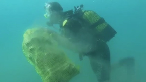 Finike’de su altı temizliği etkinliği düzenlendi. Gönüllü dalgıçlar denizden atık topladı