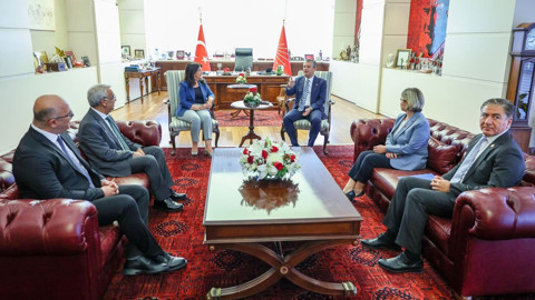 DEM Parti Özgür Özel'i ziyaret etti! Ziyaret sonrası ilk açıklama geldi: 'Destek sunacağını öğrenmiş olduk'