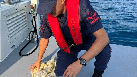 Antalya açıklarında yüzen o çuvalın içinden bakınca ne olduğu ortaya çıktı! Hemen harekete geçtiler