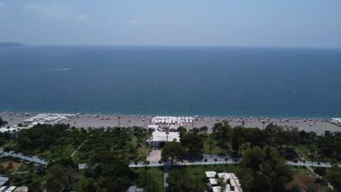 Antalya’da yüzde 81’e ulaşan nem ve 34 derece sıcaklık vatandaşları sahillere yönlendirdi