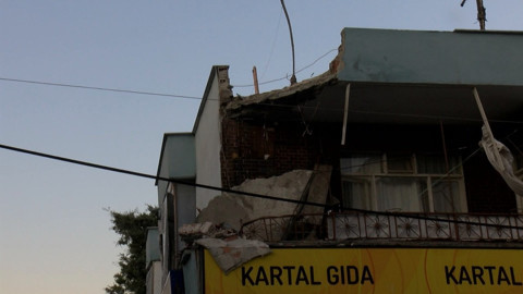 2 katlı binanın balkonu çöktü! Bina sakinleri tahliye edildi