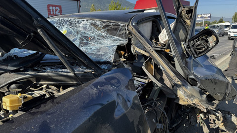 Bursa'da feci kaza! Bariyere saplanan araçtaki 2 kişi ağır yaralandı