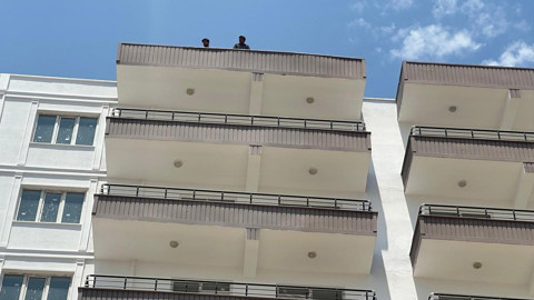 7 saatlik ikna çalışması! Paralarını alamayınca çatıya çıktılar