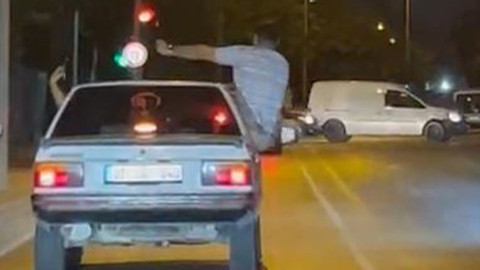 Trafikte tehlikeli dans! Otomobilden sarkıp dans etti: O anlar cep telefonu kamerasına yansıdı