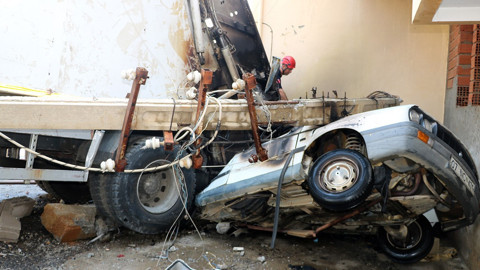 Freni boşalan çöp kamyonu kabus yaşattı! Otomobiller alev aldı: Mahalle savaş alanına döndü!