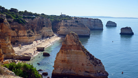 Portekiz’in Marinha Plajı doğal güzellikleri ve turuncu kayalıklarıyla ziyaretçileri cezbediyor