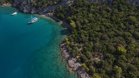 Antalya’da Akvaryum Koyu berrak suyu ve James Bond Adası’na benzerliğiyle dikkat çekiyor