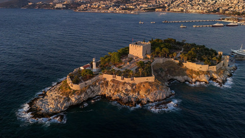 Kuşadası’nda limana yakın tarihi kale, dev yolcu gemilerinden inen turistleri karşılıyor